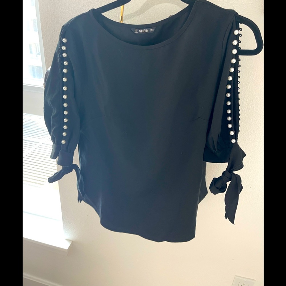 🤍🖤 black blouse with pearl sleeve